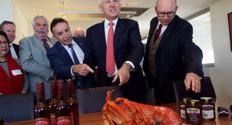 Andrew Nikolic and Malcolm Turnbull point at a lobster on the campaign trail in Launceston