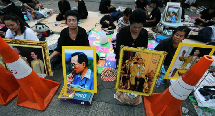 Thai women mourn the death of Bhumibol Adulyadej in Bangkok