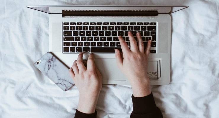 worker-laptop