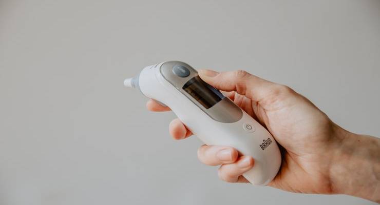 hand-holding-electronic-thermometer