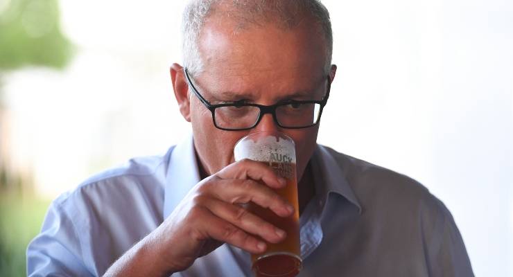 Prime Minister Scott Morrison drinks a beer at Auckland House in QLD in 2021. (Image: AAP/Lukas Coch)
