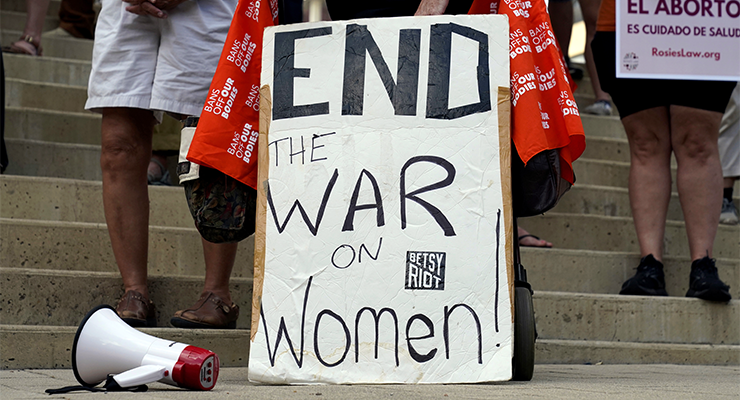 Demonstrators in Texas, US, protesting potential Roe v Wade changes, May 3, 2022 (Image: AAP/AP/Eric Gay)