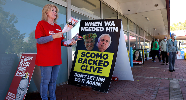 Volunteers in Cloverdale in Swan, 2022 (Image: AAP/Richard Wainwright)