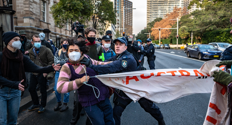 Police and Blockade Australia protesters in Sydney on Tuesday (Image: AAP/Flavio Brancaleone)