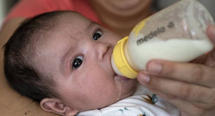 Two-month-old Jose Ismael Gálvez's mother in Laurel, Maryland, is down to her last a bottle of formula on May 23, 2022. (Image: AP/Jacquelyn Martin)