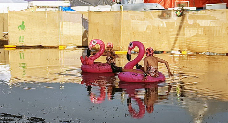 Two festivalgoers make the best of Splendour in the Grass (Image: Amber Schultz)