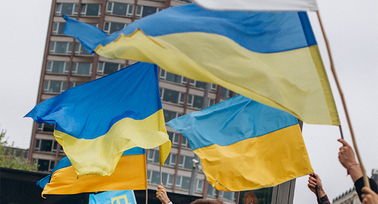 People waving the Ukrainian flag (Image: Adobe)