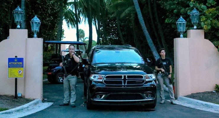 Secret service agents outside Mar-a-Lago (Imge: USA Today/The Palm Beach Daily News/Sipa USA/Damon Higgins)