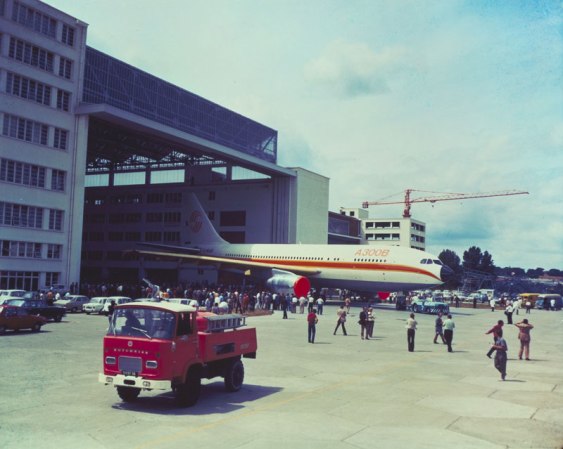 media_object_image_lowres_002-a300-roll_out_lr The A300 prototype is 'revealed' to dozens of onlookers in Toulouse in 1972. Copyright, Airbus S.A.S. 2009