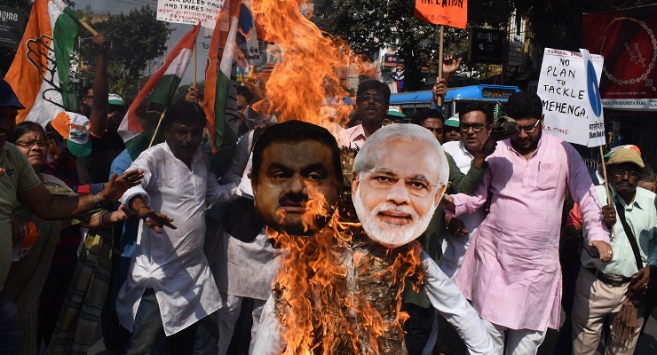 Protesters in Kolkata burn effigies of Indian Prime Minister Narendra Modi and Gautam Adani (Image: Sayantan Chakraborty/Pacific Press/Sipa USA)