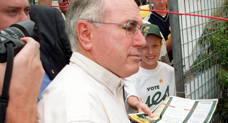 John Howard ignores a "how to vote Yes" pamphlet for the 1999 referendum (Image: AP/Rob Griffith)