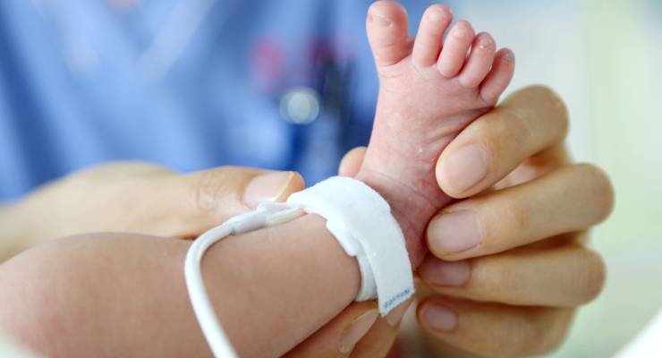 Neonatal staff attend a newborn baby (Image: Sipa USA/Costfoto)