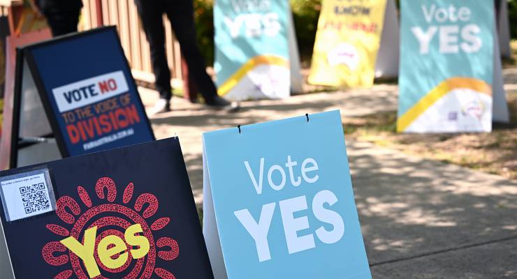 Vote Yes and Vote No signs at an early voting centre for the Indigenous Voice to Parliament referendum (Image: AAP/Joel Carrett)