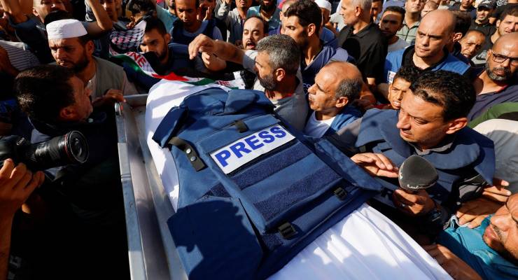 Mourners at the funeral of Palestinian journalist Mohammed Abu Hattab (Image: Reuters/Mohammed Salem)