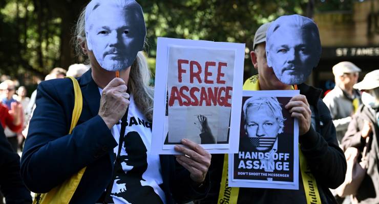 A free Julian Assange rally in Sydney (Image: AAP/Dan Himbrechts)