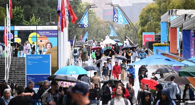 Crowds file into this year's Australian Open (Image: AAP/Joel Carrett)