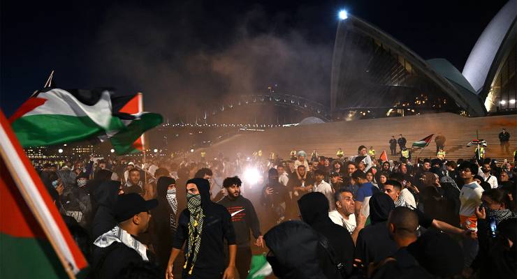 Protesters at a pro-Palestine rally outside the Sydney Opera House (Image: AAP/Dean Lewins)
