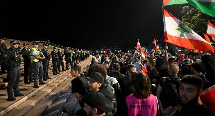 Police at a Free Palestine rally outside the Sydney Opera House on October 9, 2023 (Image: AAP/Dean Lewins)