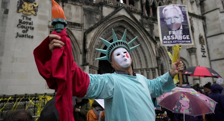 A protester outside the UK High Court during Julian Assange's extradition appeal (Image: AP/Kin Cheung)