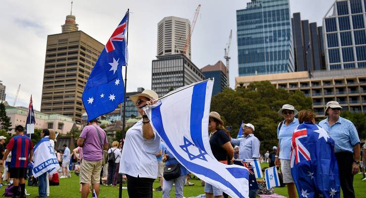 Protesters wave the Australian and Israeli flags during a NAIN rally against antisemitism in Sydney, February 18, 2024 (Image: AAP/Bianca De Marchi)