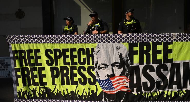 Police on duty at a Melbourne rally for Julian Assange, February 20, 2024 (Image: AAP/James Ross)